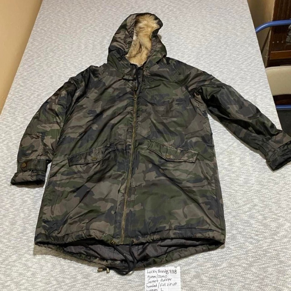 Lucky Brand Camo puffer Jacket with Fur Hood women Large full zip up. SKU-B738